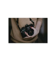 Ahşap Tablo Kadın Ve Fotoğraf Makinesi (35x50 Cm Boyut)