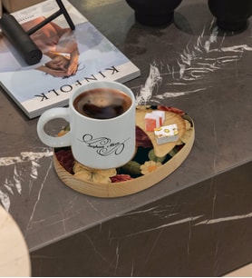 BK Gift Kişiye Özel Çiçekler Tasarımlı Doğal Ahşap Tabaklı Türk Kahvesi Fincanı Sunum Seti Model 6