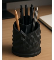 Spiral Dağ Temalı 3 Bölmeli Kalemlik  Çap: 11 cm Yükseklik: 13 cm  Kalem Kutusu  3D Baskı Tasarım  Yüksek Kaliteli Pla Hammadde (Siyah)