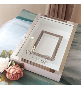 25X35 BEYAZ-GÜMÜŞ LEDLİ FOTOĞRAF BÖLÜMLÜ ANI ÇERÇEVESİ- NİŞAN SÖZ GÜLLERİNİZ İÇİN ÇERÇEVELER