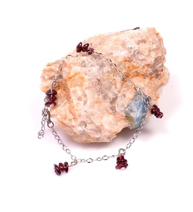 Lal Taşı Bileklik - Kararmz Zincirli ( Garnet Taşı )