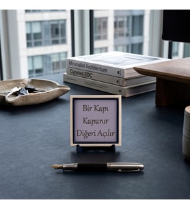Özlü Söz Temalı “Bir Kapı Kapanır Diğeri Açılır” Yazılı Dekoratif Obje, Modern Masaüstü Süsü 10x10 cm