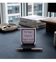 Özlü Söz Temalı “Bir Kapı Kapanır Diğeri Açılır” Yazılı Dekoratif Obje, Modern Masaüstü Süsü 10x10 cm