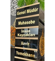 25x10 cm Siyah Gold Pleksi Yönlendirme Tabelası (1 adet) (Siyah-Gold)