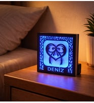 Dekoratif Kalpli Işıklı Çerçeve – Kişiye Özel Hediye ve Gece Lambası (Kristal Mavi)