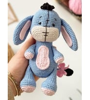 OYUNCAK EL ÖRGÜSÜ WİNNİE  (EEYORE) 20CM (Bebe Mavisi)