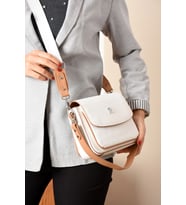 Just Polo Kadın Baskı Desenli Kolon Askı 3 Bölmeli Omuz Çantası 23x16cm MDS2184 (Beyaz)