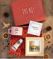 Kişiye Özel En İyi Öğretmen Hediye Kutusu - Kişiye Özel Lüks Pastel Fincan, El Kremi, Ahşap Fotoğraf Çerçevesi Öğretmenler Günü Hediyesi (Pembe)