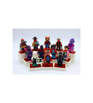 12 Minifigür Kapasiteli Premium Beyaz Kavisli Lego Standı (19x10 cm)