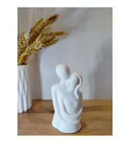 Soyut Sevgi Heykeli – Minimalist & Anlam Yüklü Dekoratif Figür