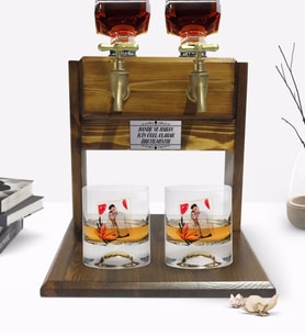 BK Gift Kişiye Özel Renkli Baskılı İsimli Fotoğraflı İkili Viski Bardağı ve Çift Musluklu Doğal Ahşap Viski Standı-27 (Model 1)