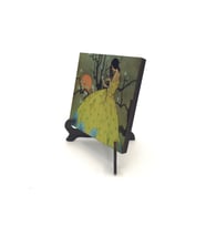 Baharın Vaadi (Majorie Miller, 1920’ler) Baskılı MDF Masaüstlük 10X10