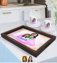 BK Gift Kişiye Özel Anne Kız Karikatürlü Doğal Ahşap Tepsi ve 2’li Kahve Fincan Seti-3
