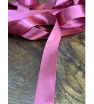SATEN PEMBE KURDELE ŞERİT DİKİŞ GİYİM AKSESUARI EN 25 MM (1 METRE )