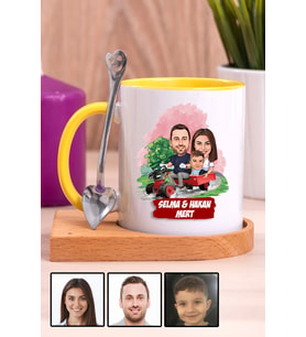 Üç Kişilik Aileye Özel Karikatürlü Ahşap Altlıklı Sarı Kupa Bardak
