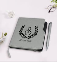 BK Gift Kişiye Özel Çelenk Baş Harfli İsimli Gri Termo Deri Defter Kalem Seti-3