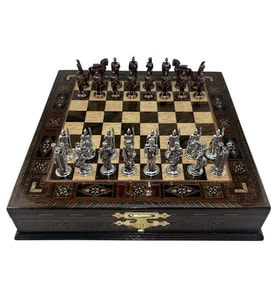 GiftHome Premium Orta Boy Metal TRUVA & SPARTA Satranç Takımı  ve Sandıklı Masif Ahşap Satranç Tahtası (28x28x5,5 cm.)