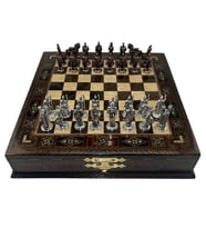 GiftHome Premium Orta Boy Metal TRUVA & SPARTA Satranç Takımı  ve Sandıklı Masif Ahşap Satranç Tahtası (28x28x5,5 cm.)