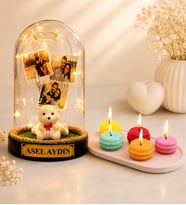 Kişiye Özel Yazılı 3 Fotoğraflı LED Işıklı Fanus (beyaz ayıcık) ve 5'li Kokulu Makaron Mum