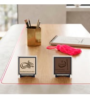 Deri Zeminli Şüphesiz Allah Sabredenlerle Beraberdir Cümlesi ve Arapça Metinli Bismillah İkili Masaüstü Objesi Yeni İş Hediyesi Olarak İdeal 10x10 cm, Pudra - Açık Kahve