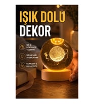 Kız Figürlü Dekoratif Cam Küre – Sarı Işıklı Ahşap Standlı Tasarım