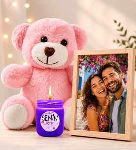 Kişiye Özel Fotoğraflı Ahşap Çerçeve Kokulu Mum ve Peluş Pembe Ayıcık Hediye Seti