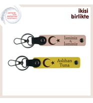 Gönülden Gelen Anlamlı Bir Hediye, Ay Yıldızlı Kişisel İsimli Deri Anahtarlık x2, Yavru Ağzı-Sarı