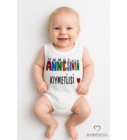 “Annesinin Kıymetlisi” Yazılı Kolsuz Bebek Zıbın %100 Pamuk Yazlık Body Sevimli Çıtçıtlı Bebek Body (Beyaz)