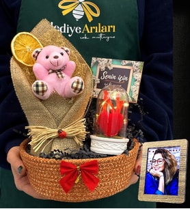 Kişiye Özel Fotoğraflı Hediye Sepeti  Pembe Ayıcıklı Kumaşlı Buket, Işıklı Kırmızı Kalpli Fanus
