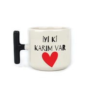 İyi Ki Karım Var Baskılı Siyah Kulplu T Sevgililer Günü Kupası