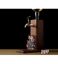 BK Gift Kişiye Özel Sevgililer Karikatürlü Musluklu Ahşap Viski Standı-27, Viski Çeşmesi, Doğum Günü Hediyesi, İçecek Dispenseri