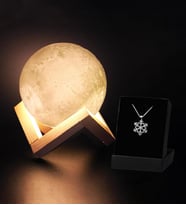 Dekoratif Ayaklı 12cm 3D Ay Gece Lambası & Kar Tanesi Kolye Hediye Seti (Model 1)