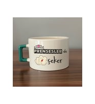 Prensesler De Nah Çeker Baskılı Yeşil Kulplu Kare Kupa - Komik Hediye Bardak Fincan Mug