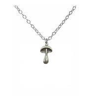 Tekli Mantar Figürlü Unisex Kolye – 60 cm Zincirli, Zamak Metal Sevimli Doğa Temalı Takı (Gümüş)