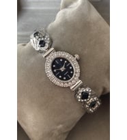Minimal Oval Kadın Kol Saati Zirkon Taşlı Özel Kutulu Taşlı Metal Kordon Gümüş Siyah Renk Yılbaşı Hediyesi Arkadaşa Sevgiliye Ablaya Anneye Eşe Hanıma Teyzeye Halaya Doğum Günü Özel Gün Yıl Dönümü Hediyesi Kız Kardeşe Kız Çocuğa