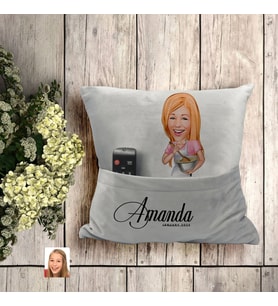 BK Gift Kişiye Özel Ev Hanımı Karikatür Tasarımlı Organizer Kumanda ve Atıştırmalık Cepli Gri Kırlent Yastık-5 Arkadaşa Hediye, Cepli Yastık