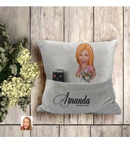 BK Gift Kişiye Özel Ev Hanımı Karikatür Tasarımlı Organizer Kumanda ve Atıştırmalık Cepli Gri Kırlent Yastık-5 Arkadaşa Hediye, Cepli Yastık