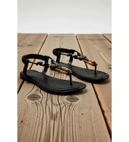 Kadın T-Strap Bilekten Bağlamalı Düz Tabanlı Metalik Suni Deri Sandalet Günlük Rahat Modern Şık