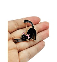 Lucky Stretch Siyah Kedi Broş – Şans ve Zarafet Simgesi