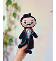 Sevgiliye arkadaşa özel hediye. El yapımı Hakim - Avukat amigurumi bebek DP1014