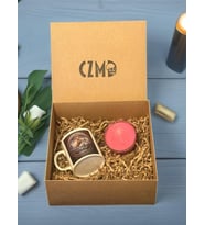 Koç Burcu Kişiye Özel İsimli Kupa & Kırmızı %100 Soya Wax Kokulu Mum Seti  Özel Kutulu