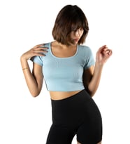Kadın Açık Mavi Havuz Yaka Fitted/vücuda Oturan Kısa Kol Crop Tişört 23K-TRP-CRP04