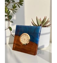 Classic Ceviz & Epoksi Masa Saati – Gümüş Kaplama Quartz Mekanizma – El Yapımı Tasarım (15x15 cm ) (Mavi Gümüş)