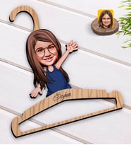 BK Gift Kişiye Özel Kız Çocuk Karikatürlü Standart Boy Ahşap Elbise Askısı-4