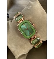 Siyah Saat Kutulu Taşlı Rose Gold Yeşil Metal Kordon Kadın Kol Saati Zarif Yılbaşı İçin Hediye Sevgiliye Eşe Kadına Hanıma Doğum Günü Yıl Dönümü Sürpriz Hediye Ablaya Anneye Teyzeye Halaya Kız Kardeşe Çocuğa