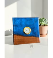 Classic Ceviz & Epoksi Masa Saati – 3,5 cm Altın Kaplama Quartz Mekanizma – Tasarım Masaüstü Saat (15x15 cm) (Mavi)
