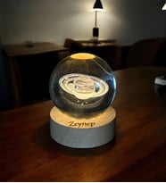 Kişiye Özel 3d Led Işıklı Ahşap Standlı Cam Satürn Gezegen Küre Kar Küresi USB'li