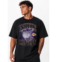 Nike Los Angeles Lakers Courtside Loose Fit Mens Tee Erkek Grafik Baskılı Bol Kesim Tişört Siyah