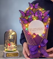 Aynalı Renkli Led Işıklı Kelebek Buketi ve Kişiye Özel Led Işıklı Biblolu Fanus (Model 1)