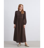 LCW Modest Kahverengi Bisiklet Yaka Dokulu Müslin Pileli Elbise